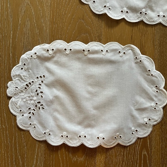 Elegant White Lace Placemats - Picture 4 of 11